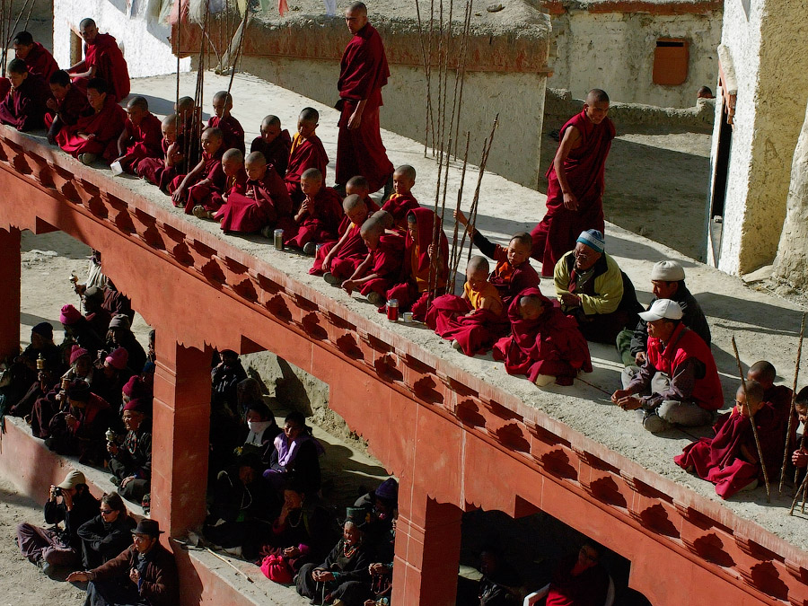Молодые монахи собрались наверху, чтобы лучше изучать танец