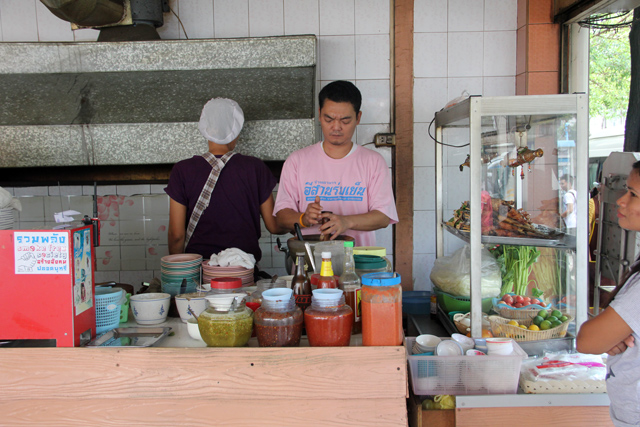 Lan Isaan Lom Yen ร้านอีสานร่มเย็น
