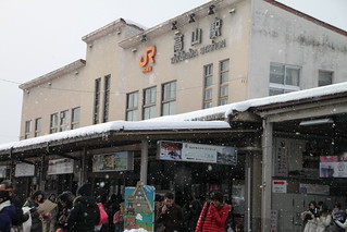 高山駅。雪の中