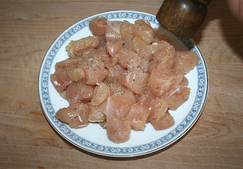 13 - Hühnerbrust salzen und pfeffern / Taste chicken breast with salt & pepper