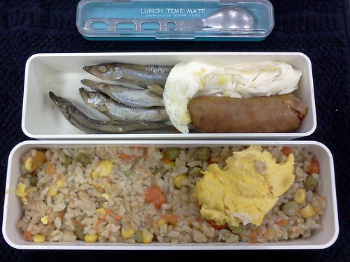 午餐 ::: 柳葉魚+起司香腸+蛋之蔬菜炊飯 by 南南風_e l a i n e