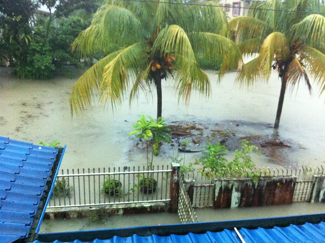 Keadaan banjir di depan rumah ku