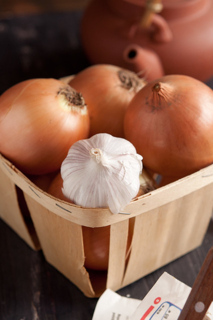 Ржаные лепешки и соус из тыквы onion and garlic