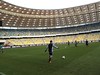 Prismatico probando el balón Tango 12 en el estadio olimpico de Kiev