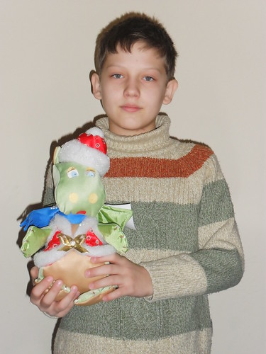 Стояновський Максим з новорічною іграшкою "Символ 2012 року"