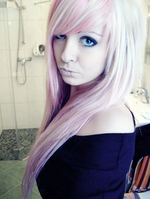  scene indie style girl blonde pink long hair layers make up sitemodel 