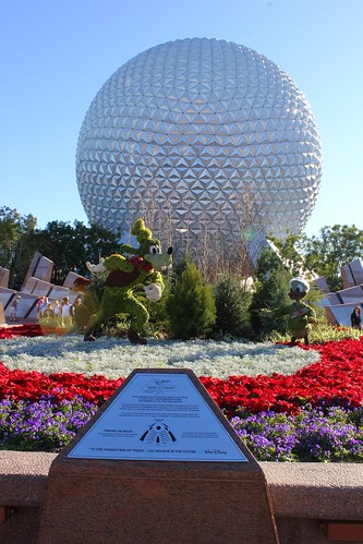 Front topiary with Goofy and Donald Duck