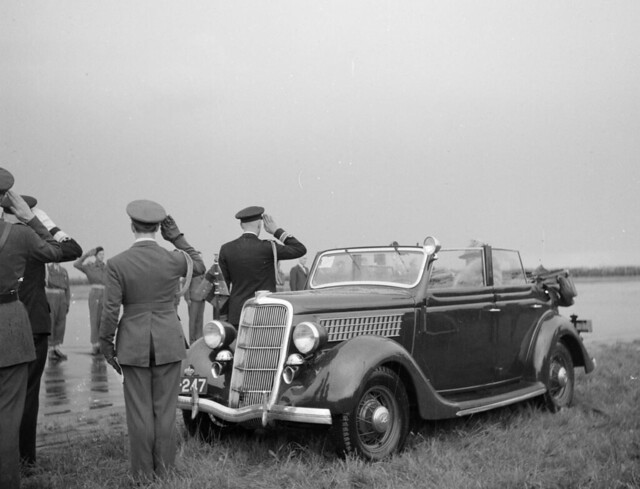 Koningin Wilhelmina arriveert in 1935 Ford DeLuxe convertible sedan 