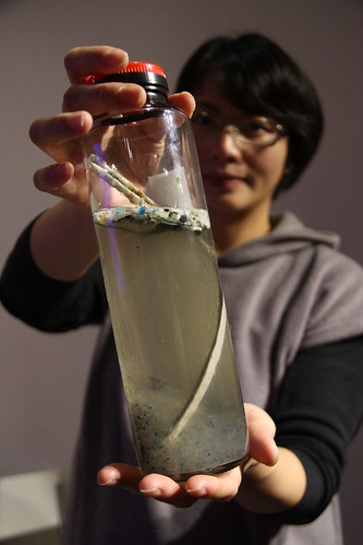 自太平洋海上帶回的「塑膠濃湯」，瓶內可見細碎的塑膠顆粒，魚吃下肚後人吃魚，很有可能再回到人身上。攝影：台灣環境資訊協會。