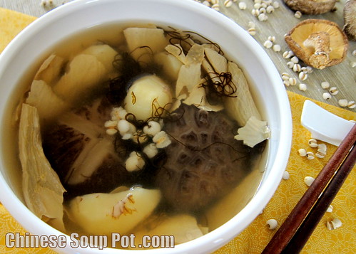 [Chinese Soup - Tofu Skin Water Chestnut Soup with Shiitake Mushroom and Fat Choy Black Moss]