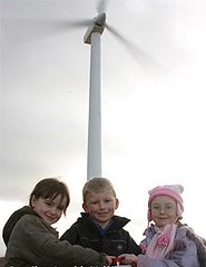 孩童在蘇格蘭阿蓋爾-比特的風力電廠合影。(Isle of Gigha Heritage Trust 提供)