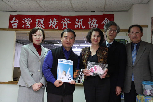 艾德雅嘉（Rosalía Arteaga）拜會台灣環境資訊協會，由外交部人員(右一)、環境資訊中心主任(右二)、秘書長陳瑞賓(左二)、副秘書長夏道緣(左一)陪同接待