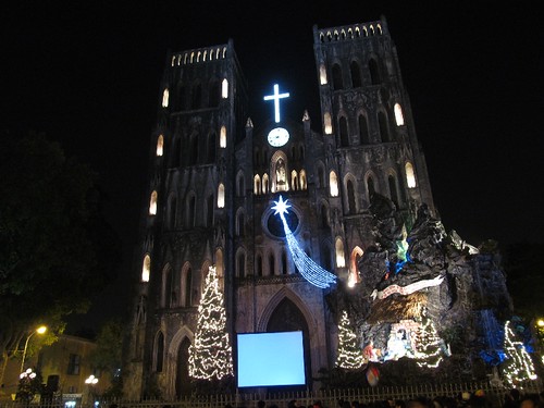 Weihnachtlich geschmückte Kathedrale in Hanoi