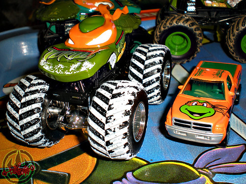 " Hot Wheels " Monster Jam ' Teenage Mutant Ninja Turtles ' 1:64 Monster Trucks - Michelangelo {  MUD TRUCKS tire treads & HOLIDAY EDITION } iv / with Racing Champions "Street Wheels" diecast 1:64 scale - 'Teenage Mutant Ninja Turtles' 5 pack :: 1996 Dodge