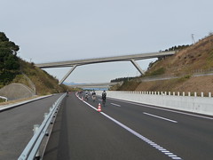 高速道路らしい光景の中を走る@ふじのくにCYCLE FES.