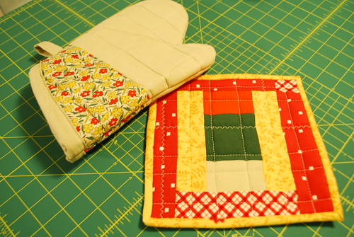 oven mitt and pot holder (front)