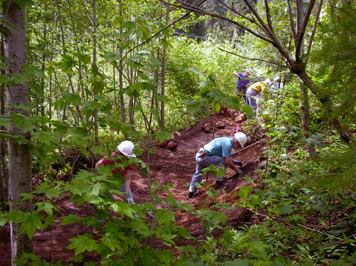 Volunteers work on the trail in 2006. Photo courtesy <a href="http://www.maryrohlman.com" rel="nofollow">www.maryrohlman.com</a>.