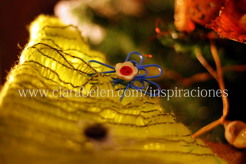 Manualidades con reciclaje: adornos de Navidad con clips y botones