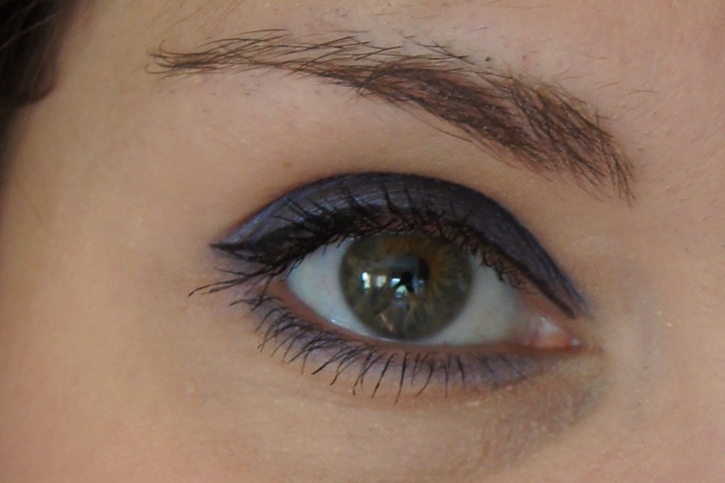 Makeup example with MAC pigment "Blue Storm"