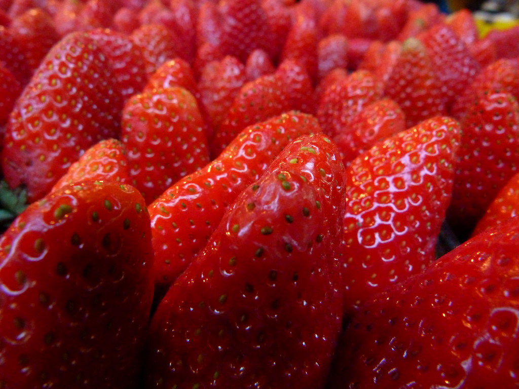 16-12-2011-strawberries-shuk-hacarmel