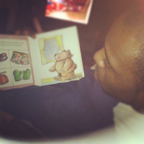Papa bear is reading to the twins @mr_8107