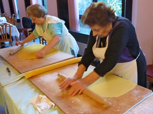 La sfogliena and nonna rolling pasta dough