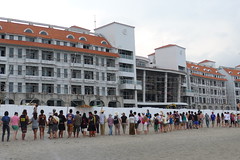 千人吼海岸包圍美麗灣飯店，賴品瑀攝