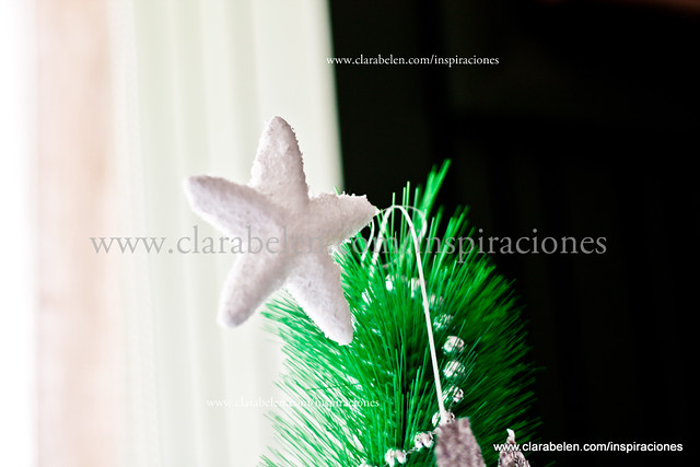 Manualidades y decoración de un árbol de Navidad color plata y blanco