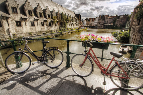 Bicycles and canal. Gent. Bicicletas y canal. Gante