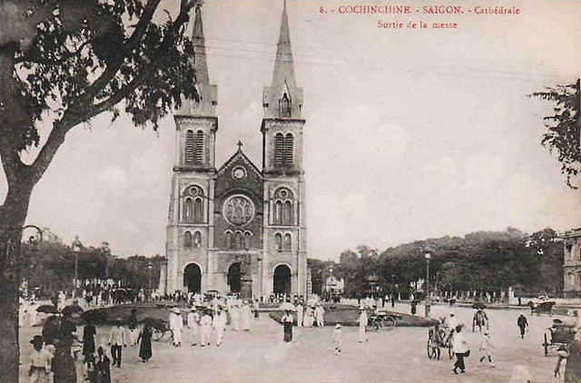 SAIGON - La cathédrale, la sortie de la messe