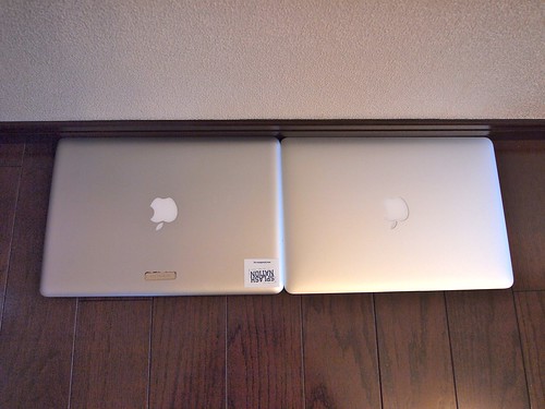 愛用のMacBookと比較。左がMacBook。右がMacBook Air。