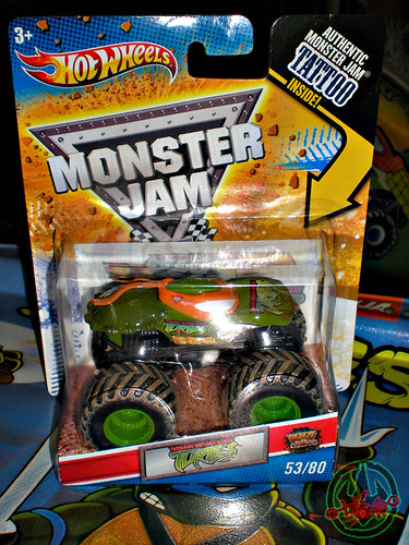 " Hot Wheels " Monster Jam ' Teenage Mutant Ninja Turtles ' 1:64 Monster Truck - Michelangelo {  MUD TRUCKS tire treads } 53/80 i  (( 2011 ))