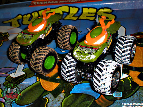 " Hot Wheels " Monster Jam ' Teenage Mutant Ninja Turtles ' 1:64 Monster Trucks - Michelangelo {  MUD TRUCKS tire treads & HOLIDAY EDITION } i (( 2011 ))