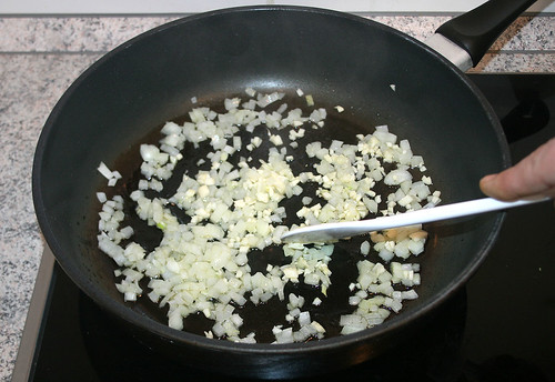 23 - Knoblauch mit anschwitzen / Sauté garlic