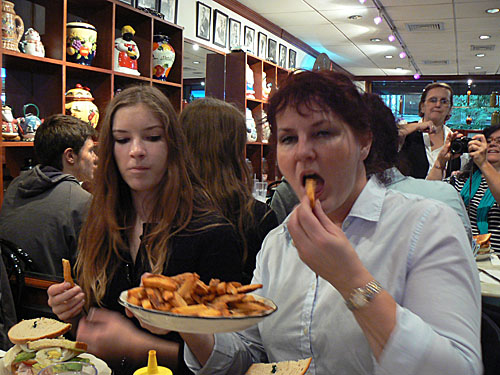 anne et Christine + dame du restaurant.jpg