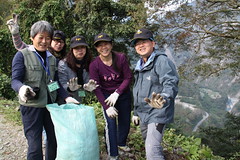 志工們在西寶社區進行農地垃圾清除，可幫助當地居民進行有機農業的認證。