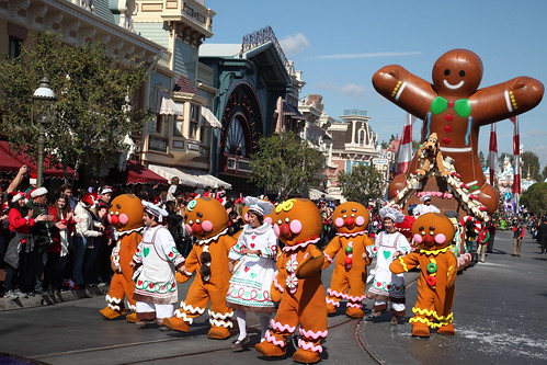 Bieber, Aguilera, Hudson and more celebs star in 2011 Disney Parks Christmas Day Parade TV ...