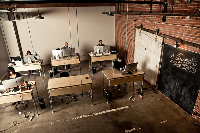 Grain & Mortar 工作室的站/坐两用书桌