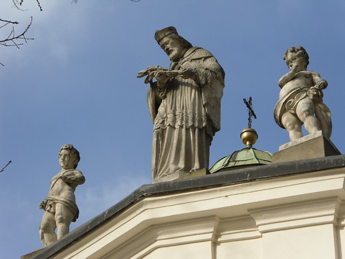 Posągi religijne na Rynku Głównym