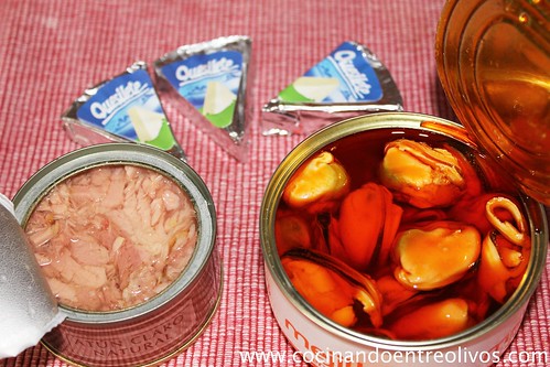 Cornetes de hojaldre rellenos de paté de mejillones (1)