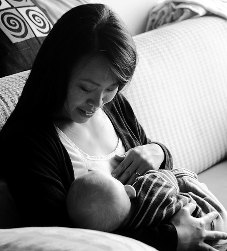 Breastfeeding Oli 4.5m old (2011.03.06)