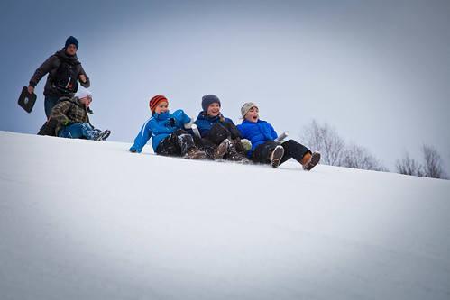 Publikum brukte alternative måter for å komme seg ned bakken under Snowboard-VM i Oslo