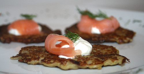 26 - Pfannkuchen mit Räucherlachs & Sour Cream / Pancakes with smokes salmon & sour cream - CloseUp