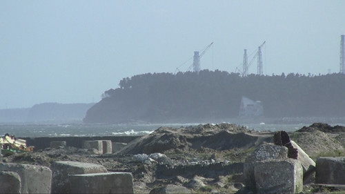 webdice_海岸から原発の排気塔を見る