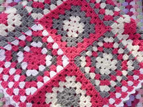 ATheeC (Belgium) Has made and donated this gorgeous Blanket to 'SIBOL'. Thank you so much!