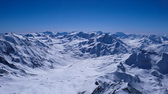 Widok na południe z Gran Zebru (3851m) na P. Taviela (3612m), S. Matteo (3678m), P. Tresero (3594m) i dolinę Val di Cedec.