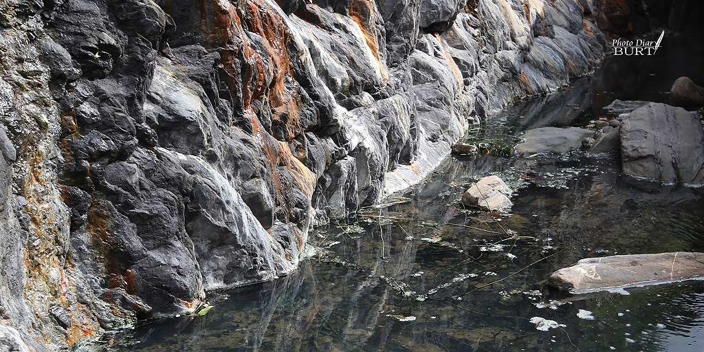 岩壁流下的溫泉匯聚成池。