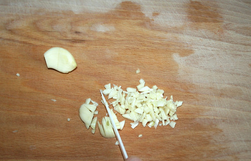 11 - Knoblauch zerkleinern / Cut garlic