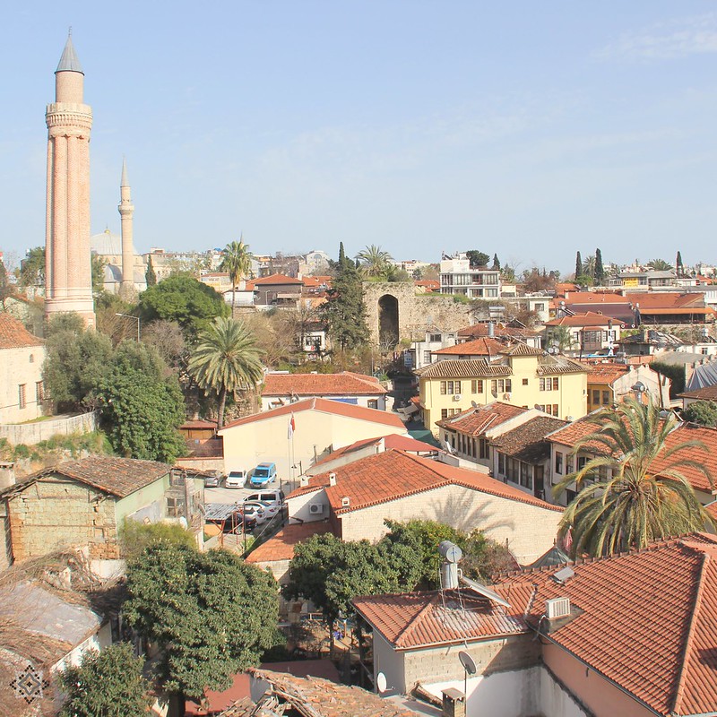 Starówka - Kaleiçi. Po lewej jeden z zabytków: Żłobkowany minaret