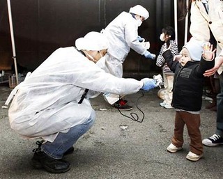 為福島附近的兒童測量放射線數值，圖片來源：路透社。